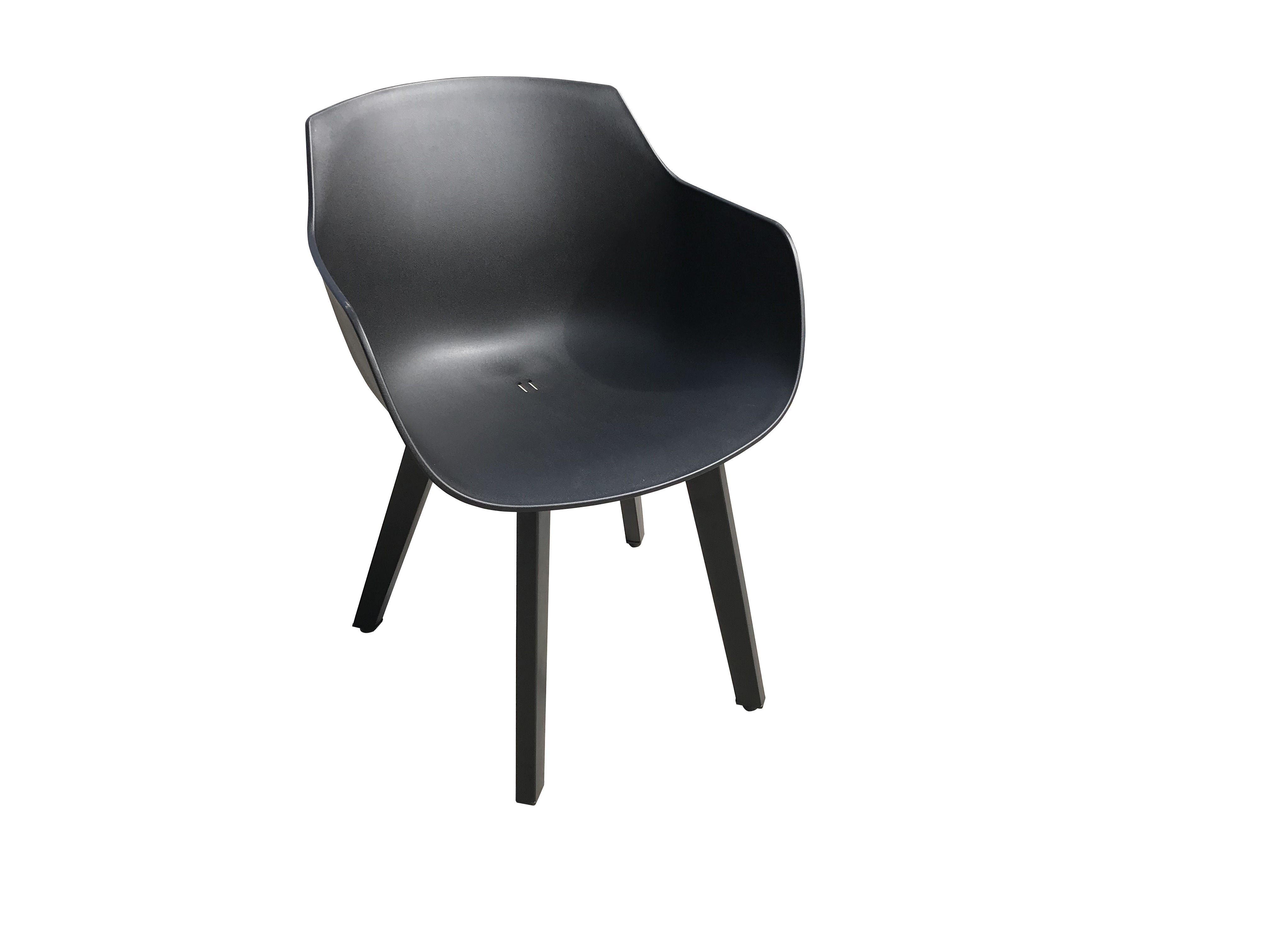 Moss fauteuil en plastique moulé noir avec structure en aluminium 22.4" x 21.7" x h 31.1"